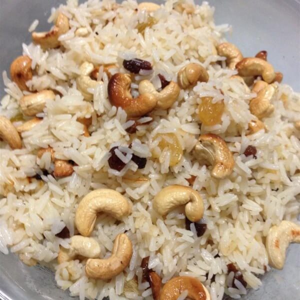 صحن أرز بالمكسرات والزبيب