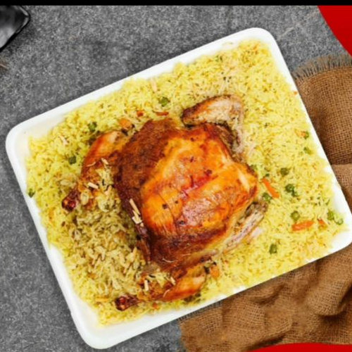 دجاجة محشية على صحن رز
